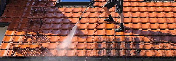 Nettoyage curatif anti mousse d'une toiture et application d'une résine  hydrofuge coloré à Nantes - EC Couverture